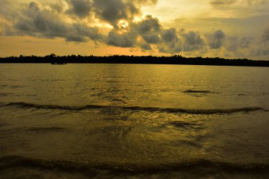 Denizin üzerinde güzel bir gün batımı.