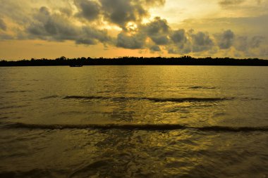 Göldeki güzel gün batımı.