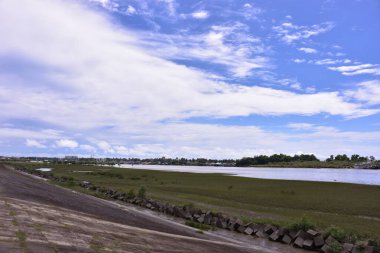 Kuzey İsrail 'in kırsal kesiminde bir nehir manzarası.