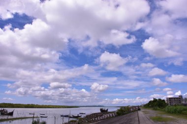 Şehirdeki nehir manzarası