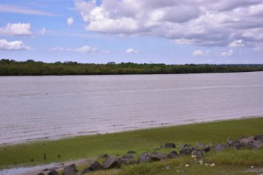 Tayland köyündeki nehir.