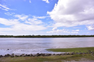 Denizi olan küçük bir ada ve uzaklarda güzel bir gökyüzü..