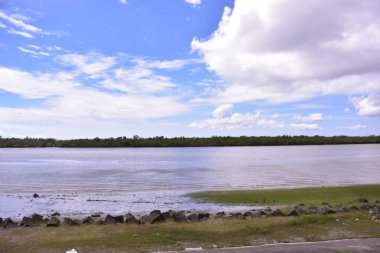 Şehirdeki sahil manzarası