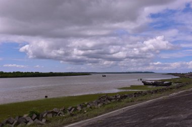 Nehir ve deniz manzarası