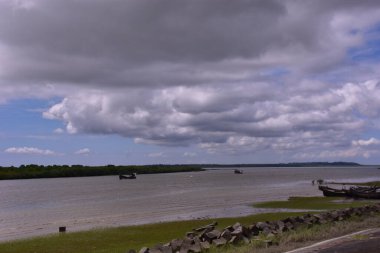 Arka planda göl olan güzel manzara.