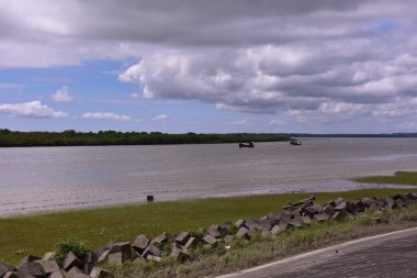 Arka planda bir nehir olan güzel bir manzara.