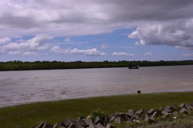 Kırsal kesimde güzel bir nehir manzarası