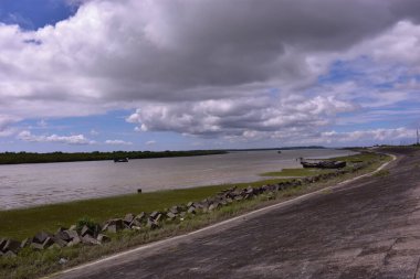 Şehirdeki nehir manzarası