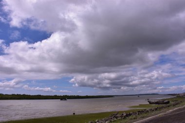 Şehirdeki nehrin güzel manzarası