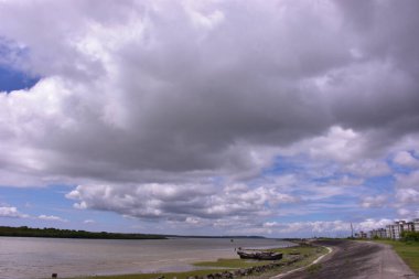 Sabahleyin nehir manzarası.