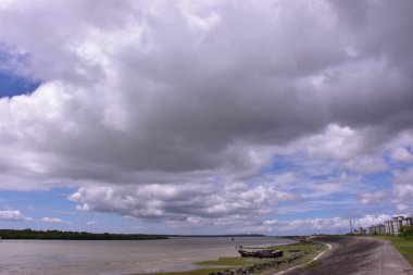 Denizin güzel manzarası ve bulutlu gökyüzü