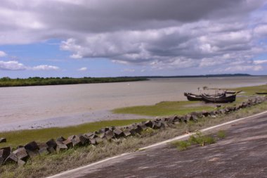 Sabahları nehir manzarası