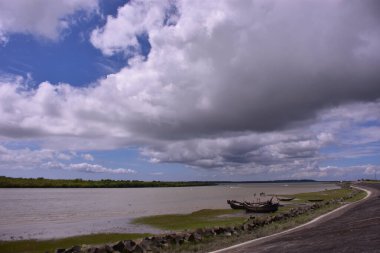 Deniz kıyısının güzel manzarası