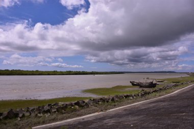 Arka planda bulutlu bir gökyüzü olan nehrin güzel bir görüntüsü.