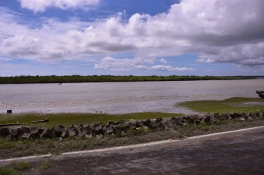 İsrail eyaletinin kuzeyindeki deniz ve nehir manzarası