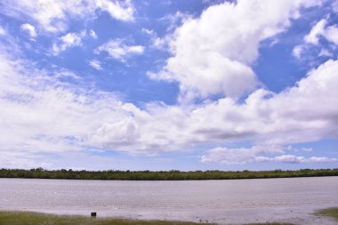 mavi gökyüzü ve denizde bulutlar