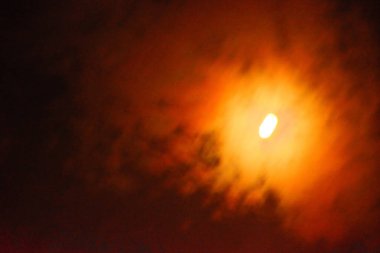 Yıldızlı ve aylı gece gökyüzü