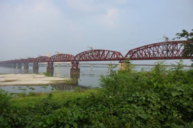 Tarihsel Hardinge Köprüsü Padma Nehri üzerinde 1,8 kilometre uzanır, klasik çelik demiryolu kirişleri ve Bangladeş 'teki 20. yüzyıl başlarındaki İngiliz sömürge mühendisliğini yansıtır..