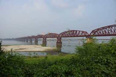 Batı Bangladeş 'teki Padma Nehri üzerindeki çelik demiryolu köprüsü, 1912' de inşa edildi ve hala endüstriyel mirasın ve uzun mesafe demiryolu bağlantısının sembolü olarak duruyor..