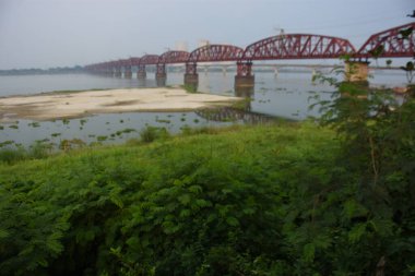 Batı Bangladeş 'teki Padma Nehri üzerindeki çelik demiryolu köprüsü, 1912' de inşa edildi ve hala endüstriyel mirasın ve uzun mesafe demiryolu bağlantısının sembolü olarak duruyor..