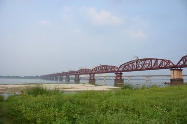 Tarihsel Hardinge Köprüsü Padma Nehri üzerinde 1,8 kilometre uzanır, klasik çelik demiryolu kirişleri ve Bangladeş 'teki 20. yüzyıl başlarındaki İngiliz sömürge mühendisliğini yansıtır..