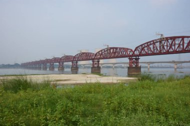 Bangladeş 'teki Padma Nehri' ni kaplayan Hardinge Köprüsü, Ishwardi ve Bheramara 'yı geniş bir nehir manzarasına bağlayan tarihi çelik kiriş mühendisliğini sergiliyor..