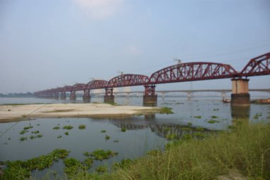 Bangladeş 'teki Padma Nehri' ni kaplayan Hardinge Köprüsü, Ishwardi ve Bheramara 'yı geniş bir nehir manzarasına bağlayan tarihi çelik kiriş mühendisliğini sergiliyor..