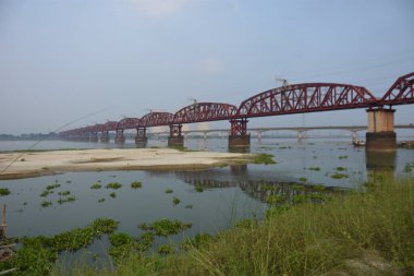 Batı Bangladeş 'teki Padma Nehri üzerindeki çelik demiryolu köprüsü, 1912' de inşa edildi ve hala endüstriyel mirasın ve uzun mesafe demiryolu bağlantısının sembolü olarak duruyor..