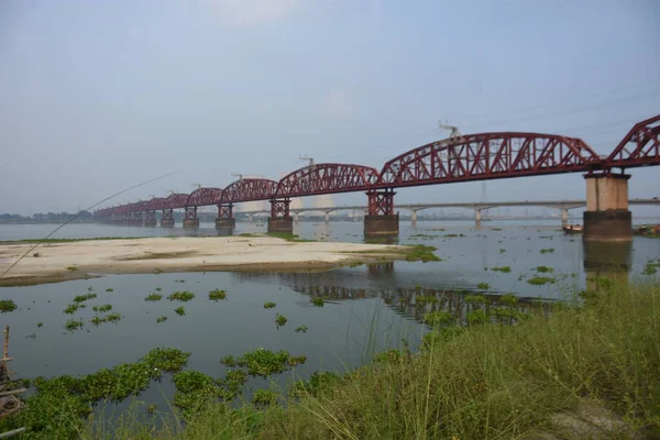 Batı Bangladeş 'teki Padma Nehri üzerindeki çelik demiryolu köprüsü, 1912' de inşa edildi ve hala endüstriyel mirasın ve uzun mesafe demiryolu bağlantısının sembolü olarak duruyor..