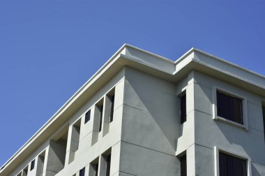 Temiz Mavi Gökyüzüne Karşı Modern Beton İnşaat Köşesi