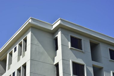 Temiz Mavi Gökyüzüne Karşı Modern Beton İnşaat Köşesi