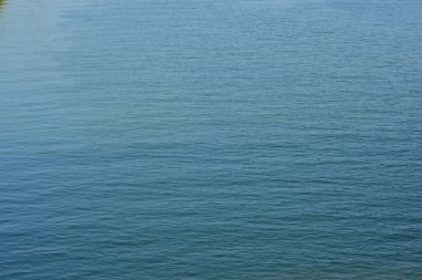 Coxs Bazar, Bangladeş 'teki Bakkhali Nehri' nin akan su yüzeyi, hafif dalgalanmaları ve doğal dokuyu gösteriyor, doğa geçmişi, çevre temaları ve su ekolojisi kavramları için ideal..