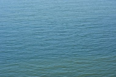 Coxs Bazar, Bangladeş 'teki Bakkhali Nehri' nin akan su yüzeyi, hafif dalgalanmaları ve doğal dokuyu gösteriyor, doğa geçmişi, çevre temaları ve su ekolojisi kavramları için ideal..