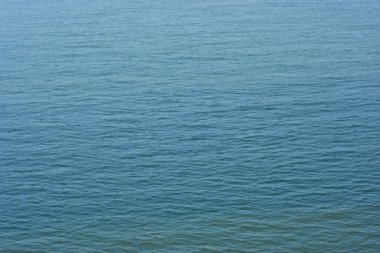 Coxs Bazar, Bangladeş 'teki Bakkhali Nehri' nin akan su yüzeyi, hafif dalgalanmaları ve doğal dokuyu gösteriyor, doğa geçmişi, çevre temaları ve su ekolojisi kavramları için ideal..