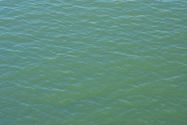 Coxs Bazar, Bangladeş 'teki Bakkhali Nehri' nin akan su yüzeyi, hafif dalgalanmaları ve doğal dokuyu gösteriyor, doğa geçmişi, çevre temaları ve su ekolojisi kavramları için ideal..