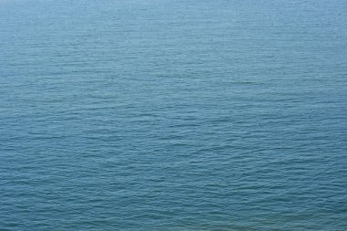 Coxs Bazar, Bangladeş 'teki Bakkhali Nehri' nin akan su yüzeyi, hafif dalgalanmaları ve doğal dokuyu gösteriyor, doğa geçmişi, çevre temaları ve su ekolojisi kavramları için ideal..