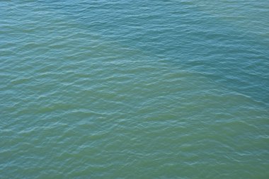 Coxs Bazar, Bangladeş 'teki Bakkhali Nehri' nin akan su yüzeyi, hafif dalgalanmaları ve doğal dokuyu gösteriyor, doğa geçmişi, çevre temaları ve su ekolojisi kavramları için ideal..