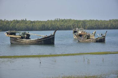Denizde eski bir tekne