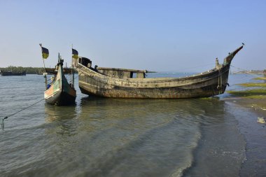 Denizdeki eski tekne.