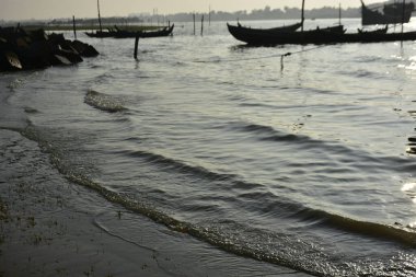 Bakkhali Nehri kıyısında Yumuşak Su Dalgalanmaları ve Sığ Nehir Dalgaları