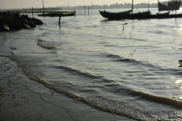 Bakkhali Nehri kıyısında Yumuşak Su Dalgalanmaları ve Sığ Nehir Dalgaları