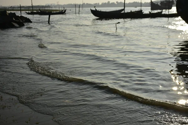 Bakkhali Nehri kıyısında Yumuşak Su Dalgalanmaları ve Sığ Nehir Dalgaları