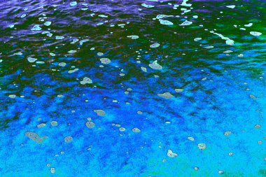 Mavi ve yeşil yansıtıcı sıvı bir yüzey, yüzen ışık vurguları ve organik dokusu var. Doğa, bilim, çevre, dijital sanat ve tasarım kullanımı için yüksek çözünürlüklü arka plan ideali.