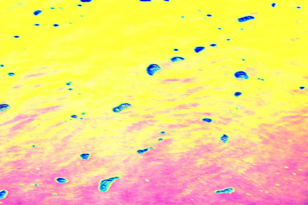 Sarı ve kırmızı renkli mavi boyanın soyut arkaplanı