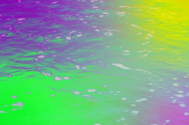 Parlayan neon yeşil, mavi ve sarı su yüzeyinde organik köpük desenleri ve sıvı dalgalanmaları var. Modern arka planlar, dijital sanat eserleri, UI tasarımı ve yaratıcı markalaşma projeleri için ideal.