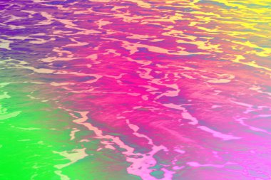 Renkli neon renkli gökkuşağı su yüzeyi, akan sıvı dalgalanmalar, parlak yansımalar ve canlı eğimli doku. Modern arka planlar, dijital sanat, posterler ve yaratıcı markalar için ideal..
