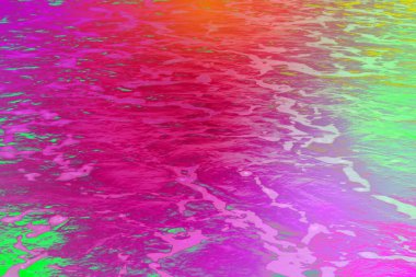 Renkli neon renkli gökkuşağı su yüzeyi, akan sıvı dalgalanmalar, parlak yansımalar ve canlı eğimli doku. Modern arka planlar, dijital sanat, posterler ve yaratıcı markalar için ideal..