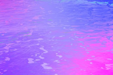 Parlak sıvı dalgalanmaları, yumuşak köpük desenleri ve parıldayan neon yansımaları olan elektrik mor ve mavi su yüzeyi. Fütürist arka planlar, dijital sanat ve yaratıcı tasarım projeleri için mükemmel..