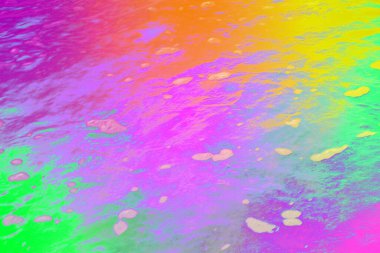 Canlı neon pembe ve sarı su yüzeyinde akıcı sıvı dokusu, yumuşak dalgaları ve parlak yansımaları var. Modern arka planlar, dijital sanat eserleri, markalaşma ve yaratıcı tasarım projeleri için ideal.