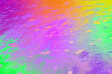 Canlı neon pembe ve sarı su yüzeyinde akıcı sıvı dokusu, yumuşak dalgaları ve parlak yansımaları var. Modern arka planlar, dijital sanat eserleri, markalaşma ve yaratıcı tasarım projeleri için ideal.